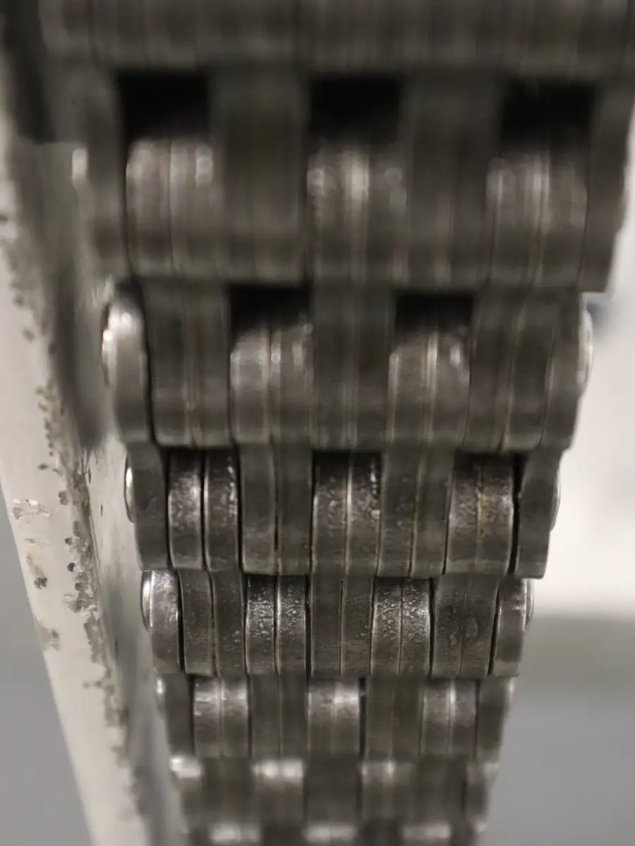 Close-up of the magnet ribs on an Innovar string magnet